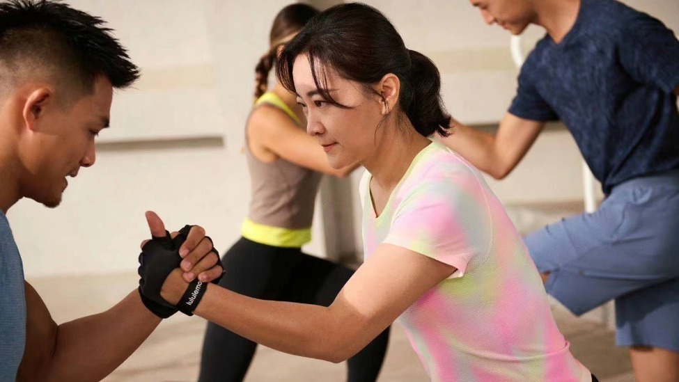 贾玲才是自己人生的大女主，凭借两部电影翻身，拿下三个代言封面图