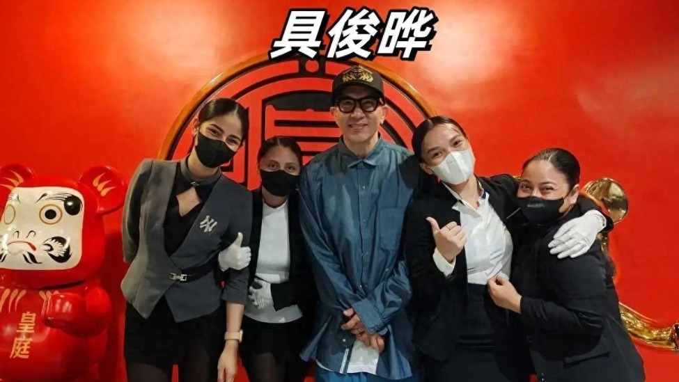 大S不嫌丢人？让具俊晔菲律宾会所商演，被4名穿黑丝女模狂挤封面图