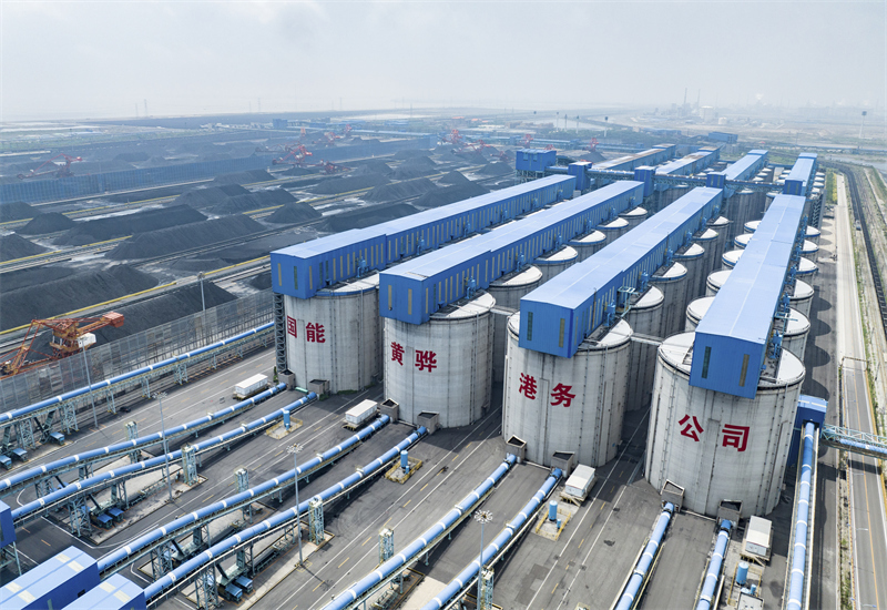 6月15日拍摄的黄骅港储煤堆场和筒仓（无人机照片）。新华社发（刘建玲 摄）