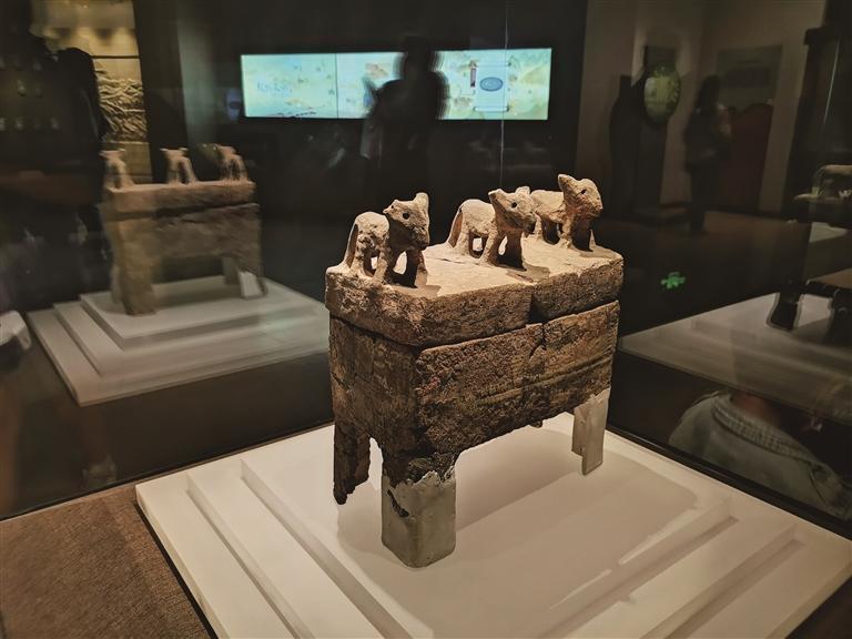 三狗钮盖彩陶方鼎——现藏于甘肃省博物馆