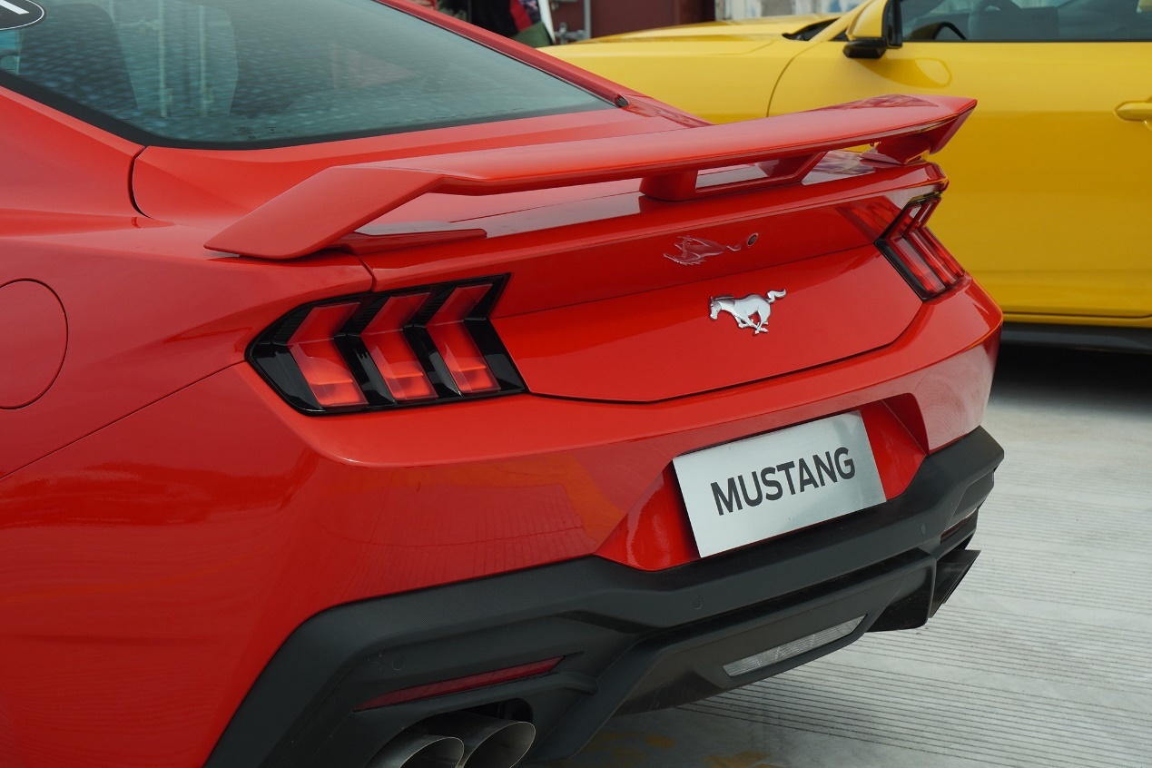 全新福特Mustang® 2.3T硬顶性能版和敞篷运动版上市，售价38.98万起