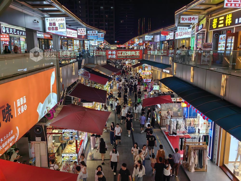 南昌市红谷滩万达金街游人如织 逛街寻味（图）