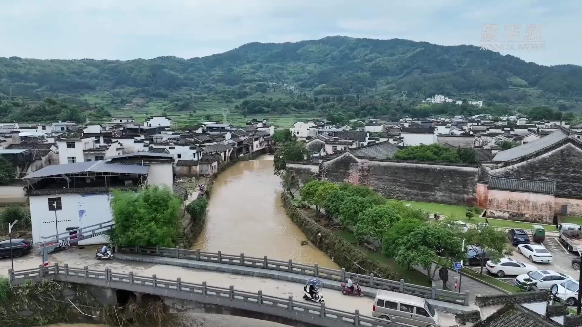 新华全媒+｜安徽黄山：古村遭洪灾 多方协力恢复秩序