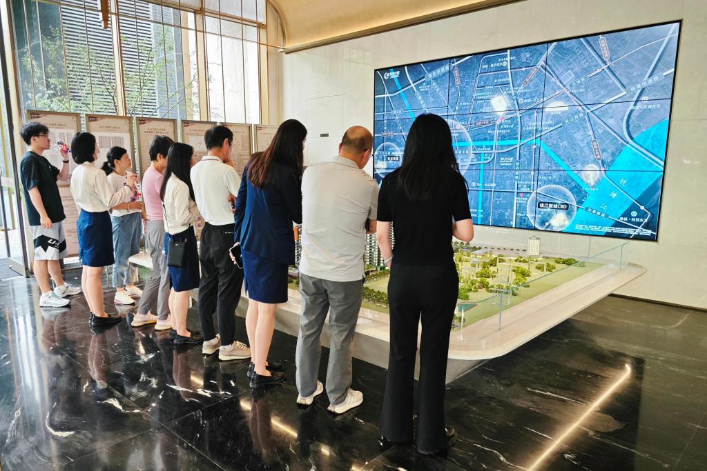 6月13日，购房者在杭州市上城区一在建楼盘沙盘前了解区位情况。新华社记者林光耀 摄