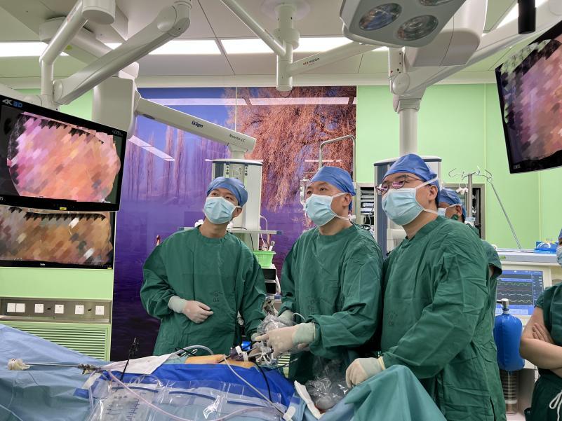 张立元（中）团队手术中