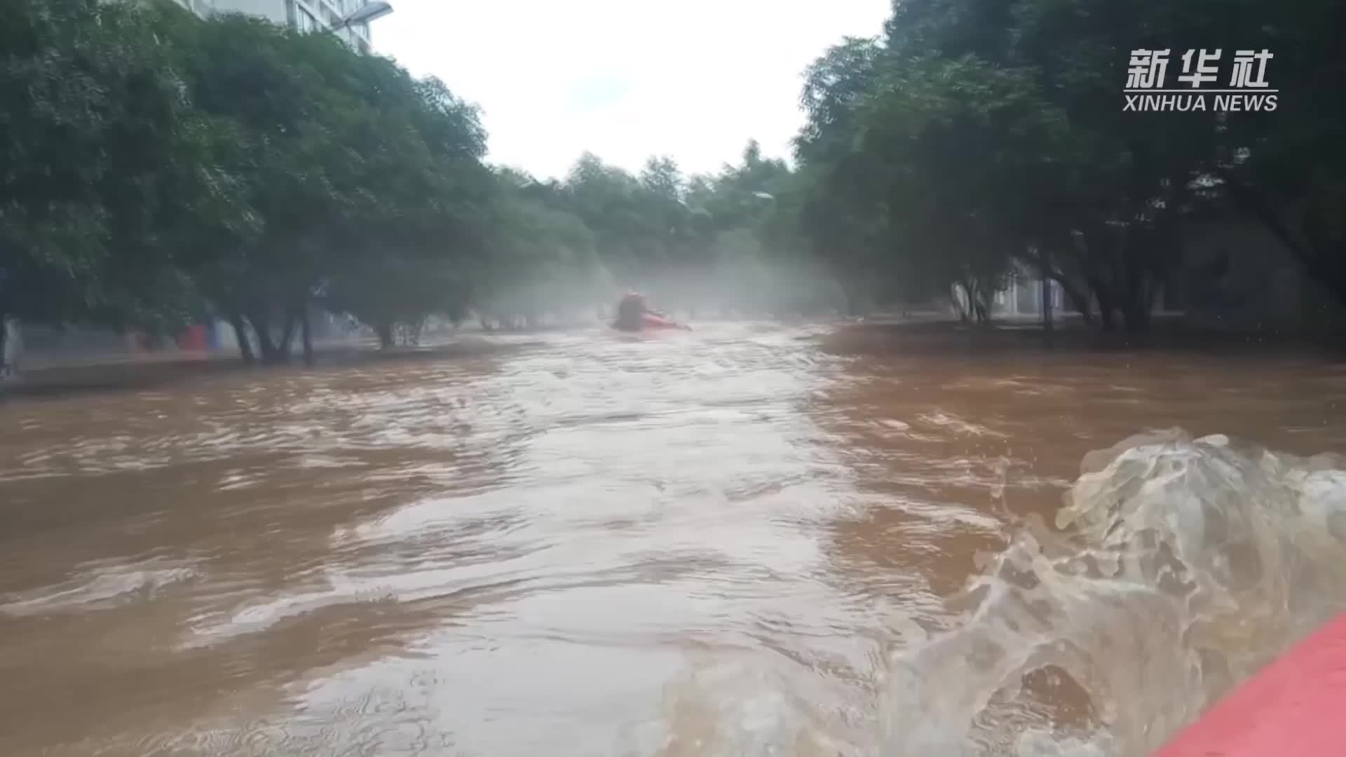 广西桂林：洪峰过境 消防员成功转移数百名受困群众