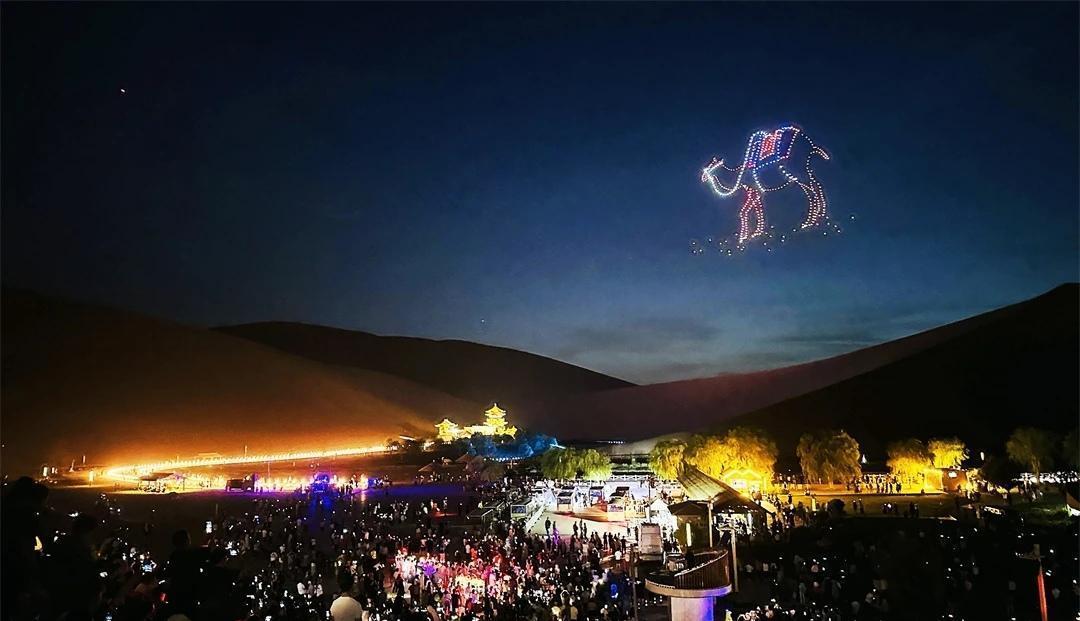 鸣沙山星空下万人合唱歌唱祖国　游客秒变“夸夸团”