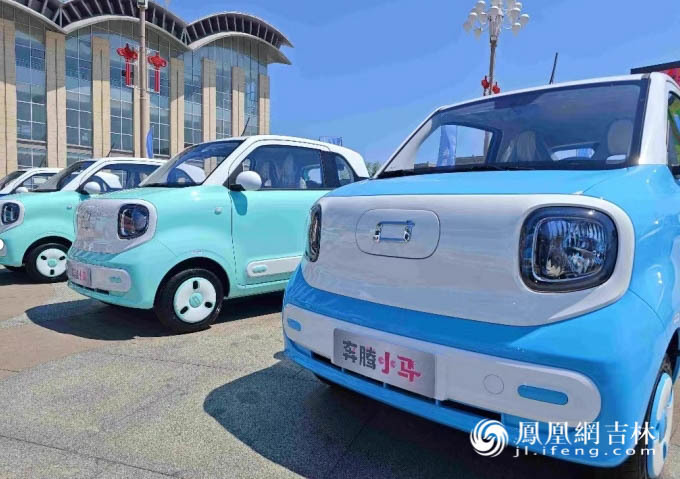 奔腾小马新车。