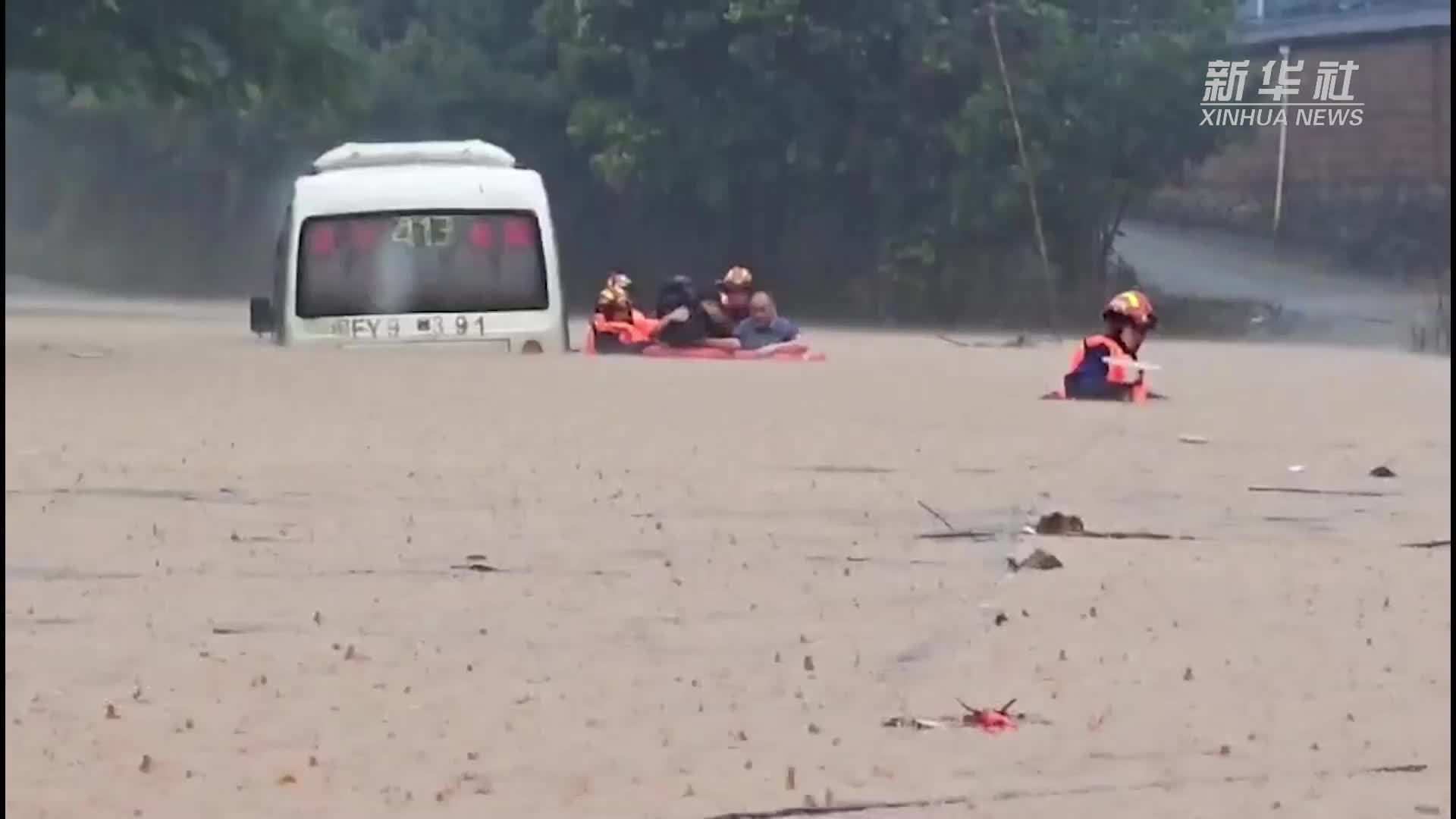 新华全媒+｜福建龙岩：暴雨成灾一线救援忙