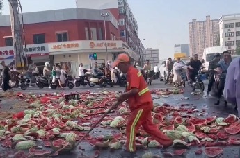 太原城管回应商贩自砸西瓜事件：系占道经营，从3月底开始，劝离30余次未果