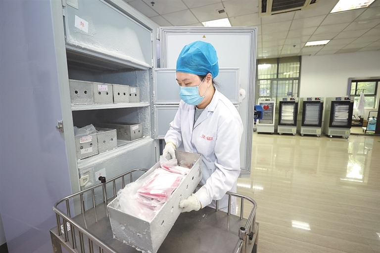 Rh阴性血（俗称熊猫血），经过添加冰冻保护剂后，在-80℃的条件下可以保存10年。