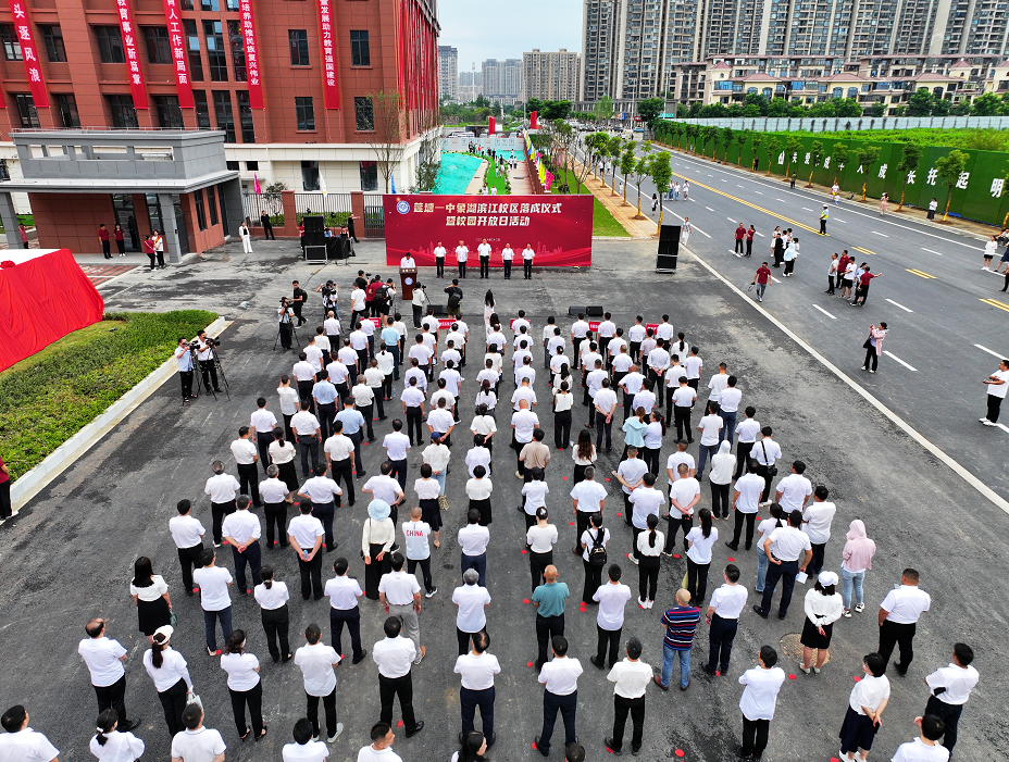南昌县莲塘一中象湖滨江校区落成