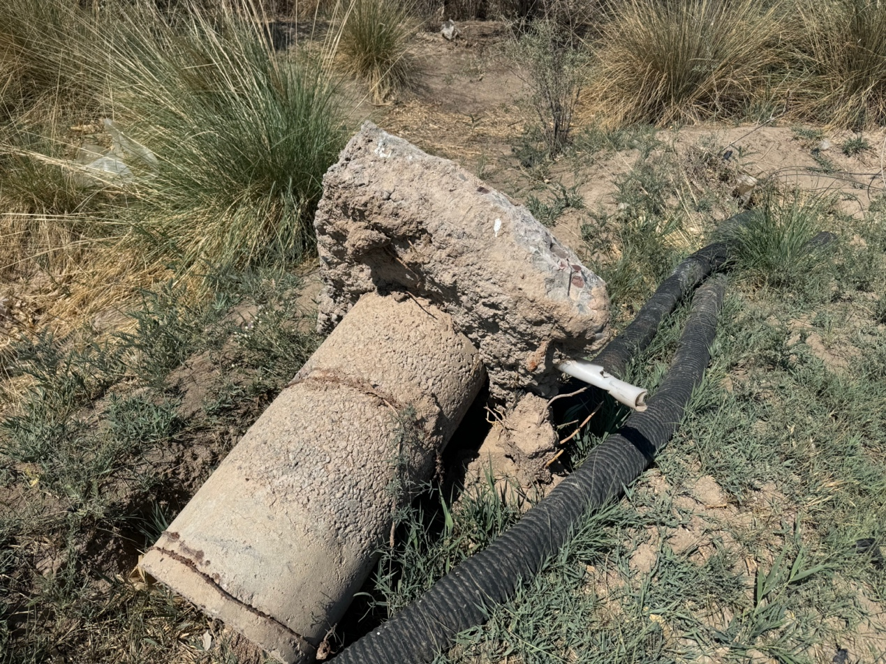 民勤县夹河镇已关停的机井旁废弃的取水设施