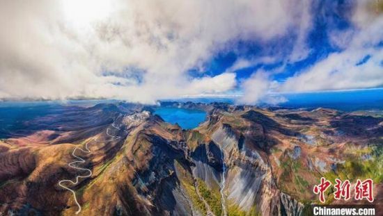 2018年白露时节的长白山。(资料图) 卓永生 摄