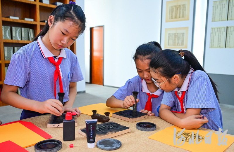 6月21日，吴桥县实验小学的学生在河北线装书博物馆体验雕版印刷。