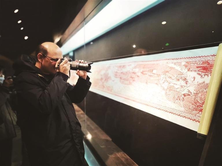 游客参观博物馆展览