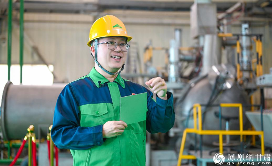 兰州金川科技园公司高纯事业部经理鲁相杰介绍高纯金属产品 杨艺锴 摄