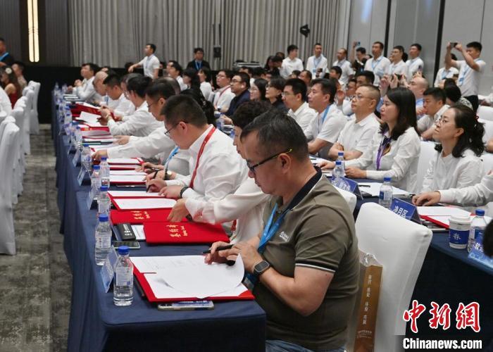 现场签约。　张瑶 摄