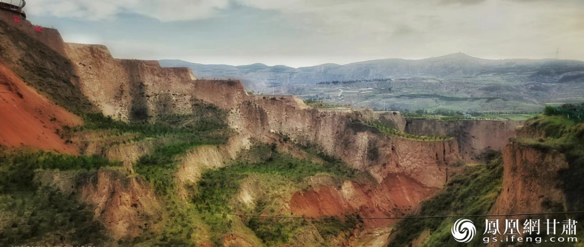 常河山楂小镇沟壑纵横的荒谷裂原