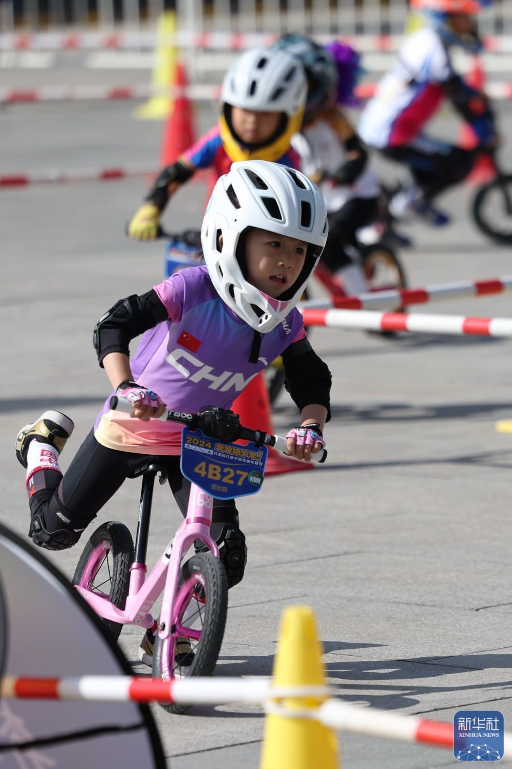 ↑小选手贾欣茹（前）在比赛中骑行