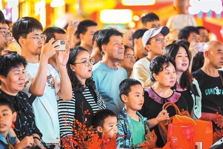 丰富多彩的文化演出吸引游客驻足欣赏