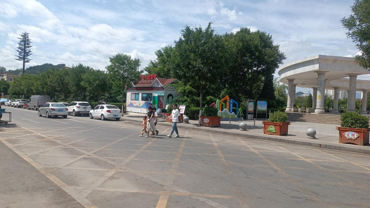 (整治后的广场东路)