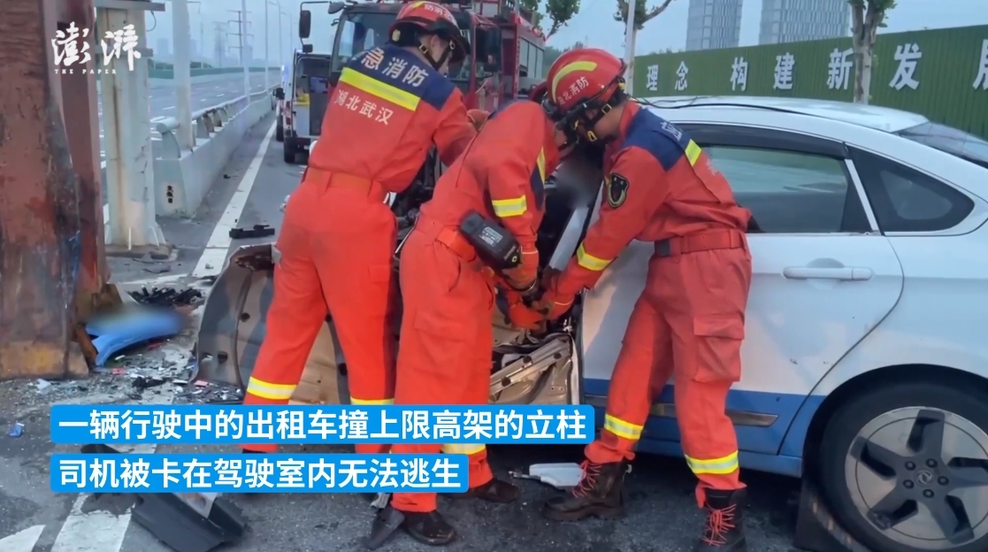 武汉出租车凌晨撞上限高架立柱致司机被困 消防员紧急救援