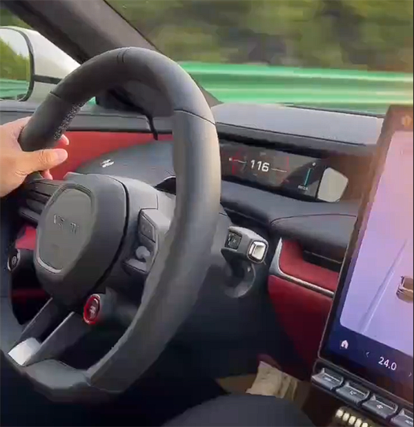 男人驾驶小米SU7高速狂飙232km/h还发网上 网友：自爆型选手