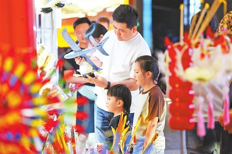 游客在夜市选购文旅产品