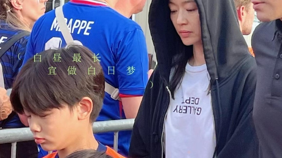 全智贤大儿子身高猛长，二儿子很像妈妈，一家四口罕见现身看欧洲杯封面图