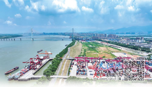 国家级九江经济技术开发区上港集团城西港区集装箱码头。大江网视觉江西 魏东升 摄