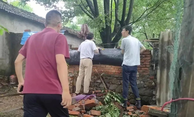 图为区自然资源和规划分局深入地质灾害隐患点巡查。
