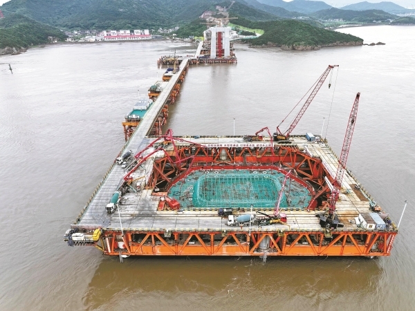 西堠门公铁两用大桥建设正酣