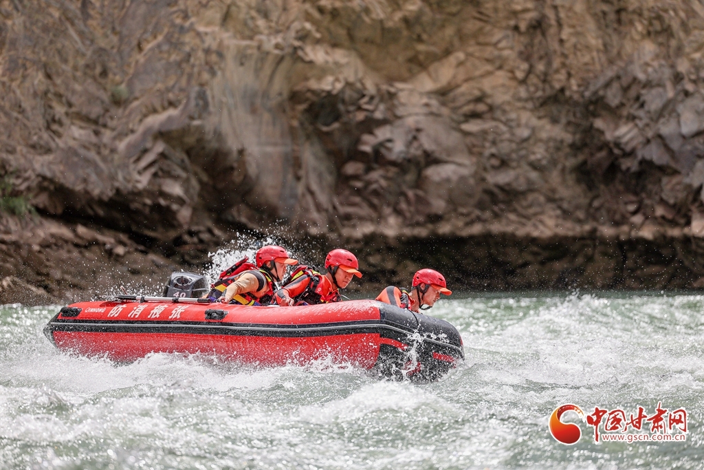 消防救援人员对动力舟艇救援科目进行训练