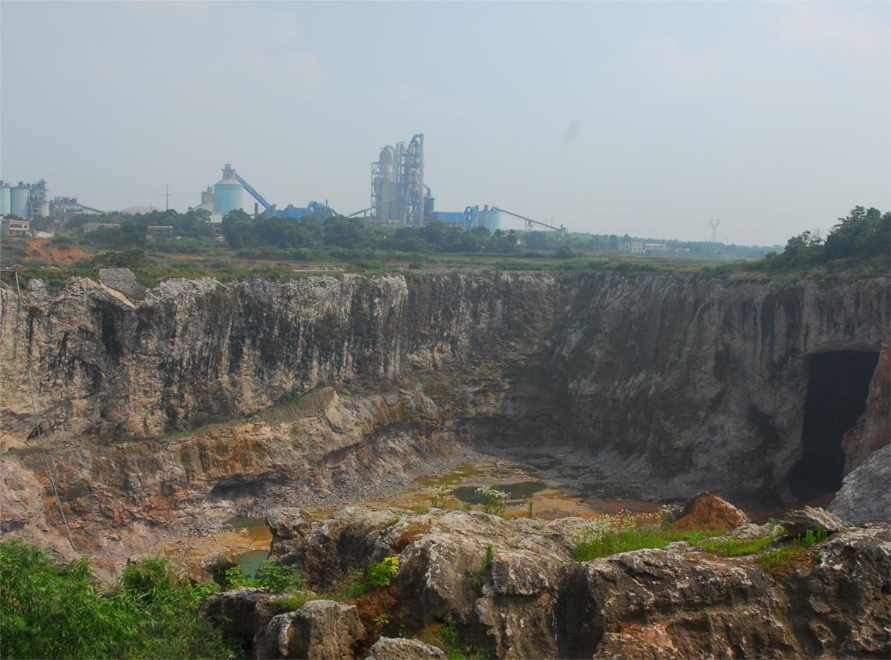 △ 百米矿“坑”,满目疮痍。