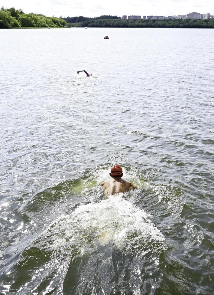 蓝天碧水,游泳爱好者在南湖公园游泳区畅游。