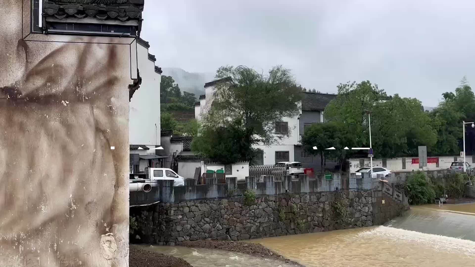 暴雨后的黄山千年古村：祠堂石质桥面无恙，文保员感叹“古人做的东西相当好”