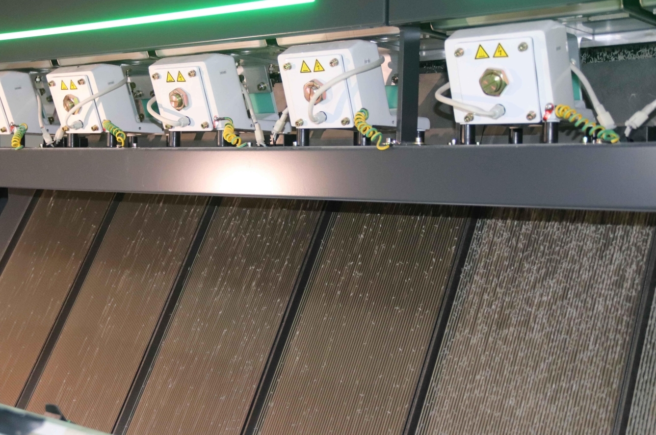 乐福米业花重金引入了行业先进的电脑色选机