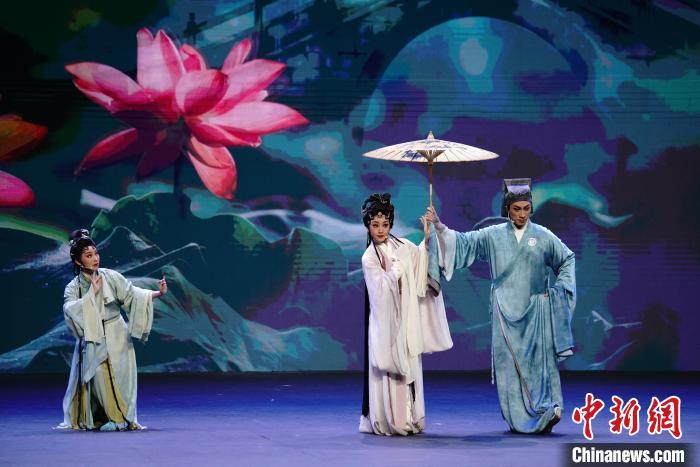 图为2024“濠江之春”专场文艺晚会中的粤剧选段《白蛇传&middot;情》。中新网记者 郑嘉伟 摄