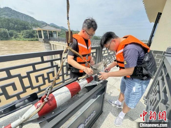 图为信江饶河水文水资源监测中心职工正在开展测流前准备工作。杨晶 摄