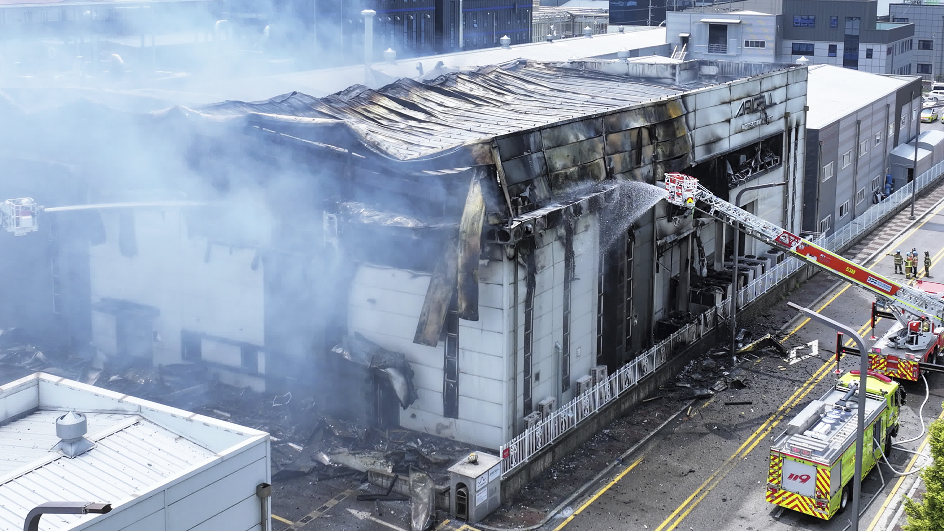 韩国京畿道华城市一电池厂大火 22人死包括18中国人