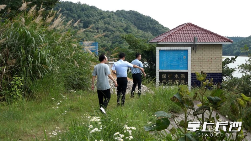 市水利局工作人员正开展实地督查。