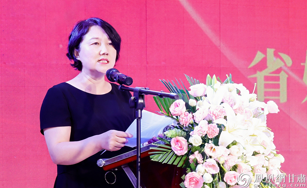 甘肃省妇联党组成员、副主席范瑞雪向为甘肃妇女儿童事业发展作出贡献的女企业家表示感谢 甘肃省女企业家联合会供图