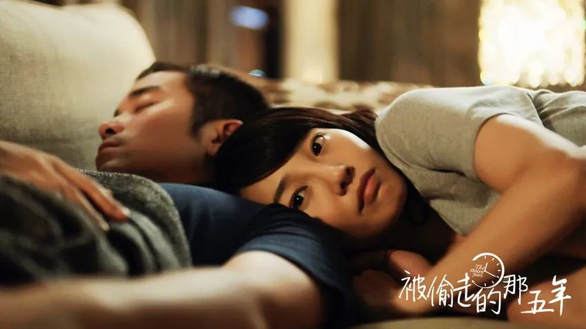〓 白百合演过一个小妞电影《被偷走的那五年》，周野一直以为演绎的是建筑生的本科生涯