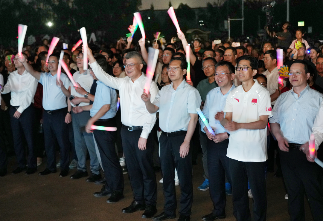 “镍都之光•聚金汇川”文化展演在金昌市金川国家矿山公园广场上演　侯振国　摄