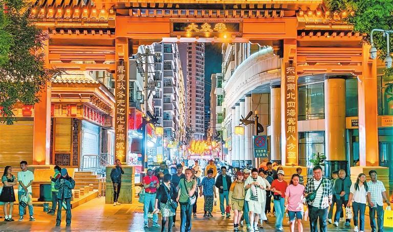 游客在兰州大众巷星光夜市游览