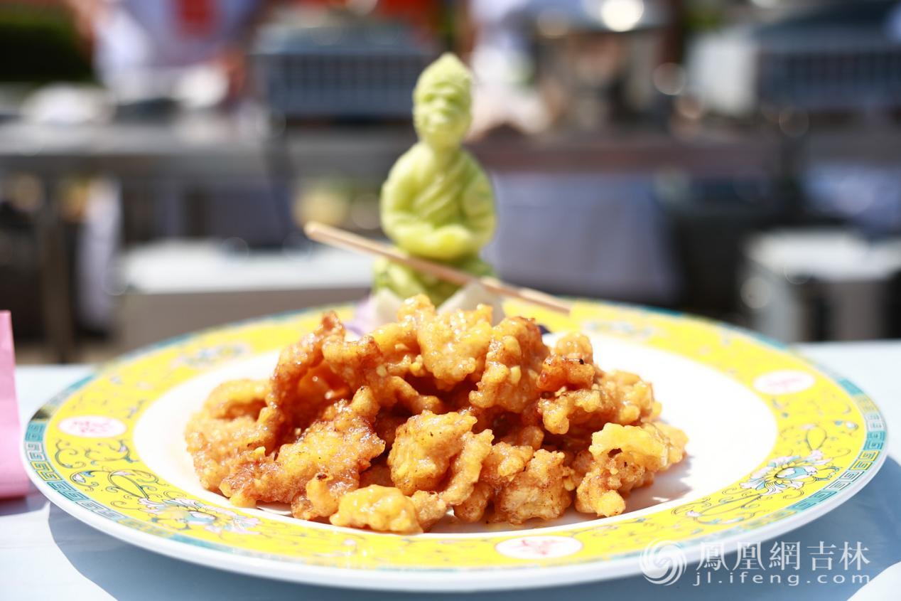 现场展示的锅包肉色香味俱全。