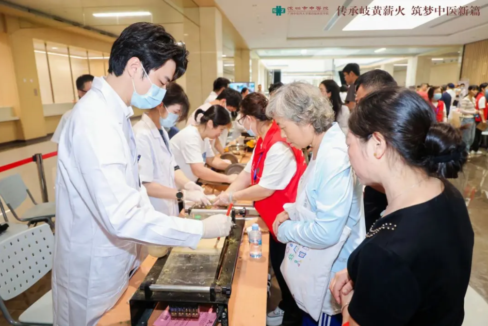 市民在中医院光明院区体验中医服务