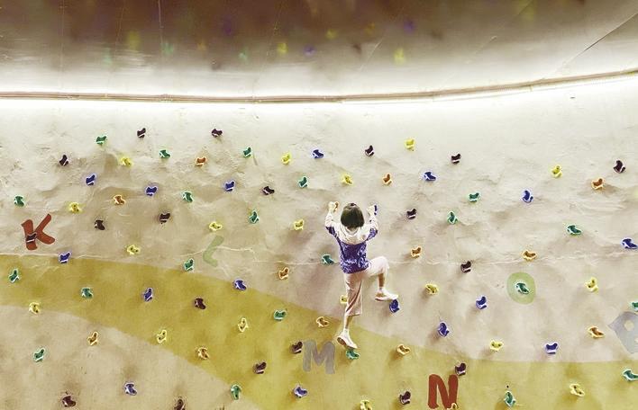 孩子勇敢地迎接攀爬挑战。