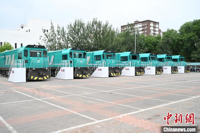 6月28日，中国中车在北京集中发布7款新能源机车。　(中国中车供图)